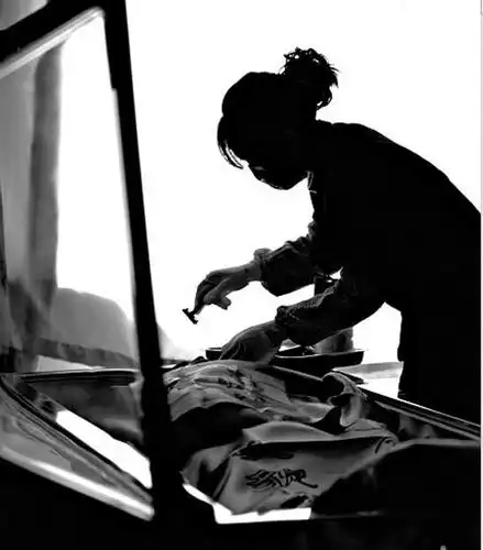 入殓师给逝者化妆