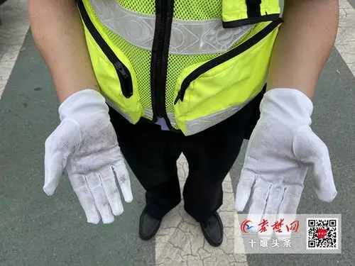 暖心!帮七旬老太挑担子过斑马线,红卫交警被网友点赞