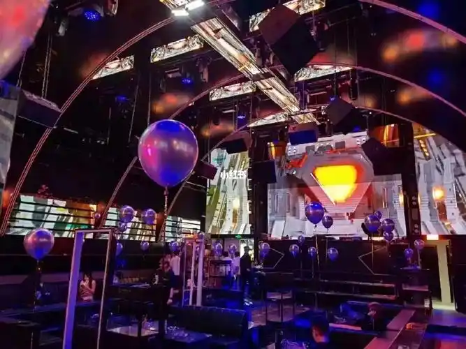 重庆蜂王les酒吧7周年