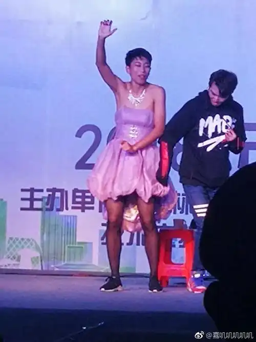 惊呆了厦门网友撞见某男子戴文胸还穿女装这是啥情况
