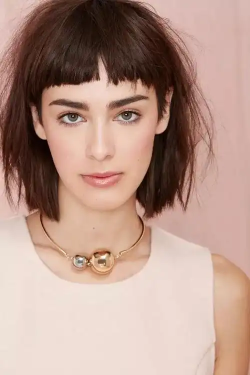 八字刘海大脸学生图片(发型|脸大的女生,适合什么样的刘海?