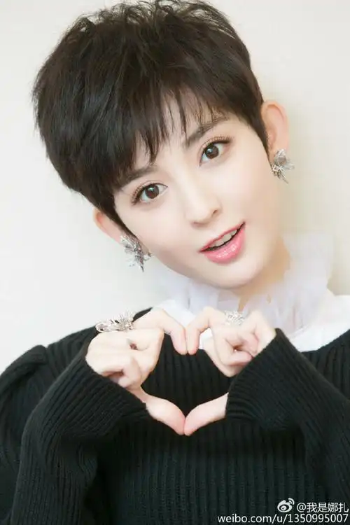 古力娜扎五官精致驾驭超短发 招风耳抢镜