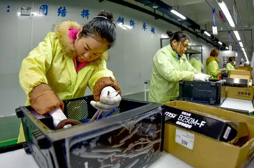 彤诺电子工人在电脑装配生产线上忙碌