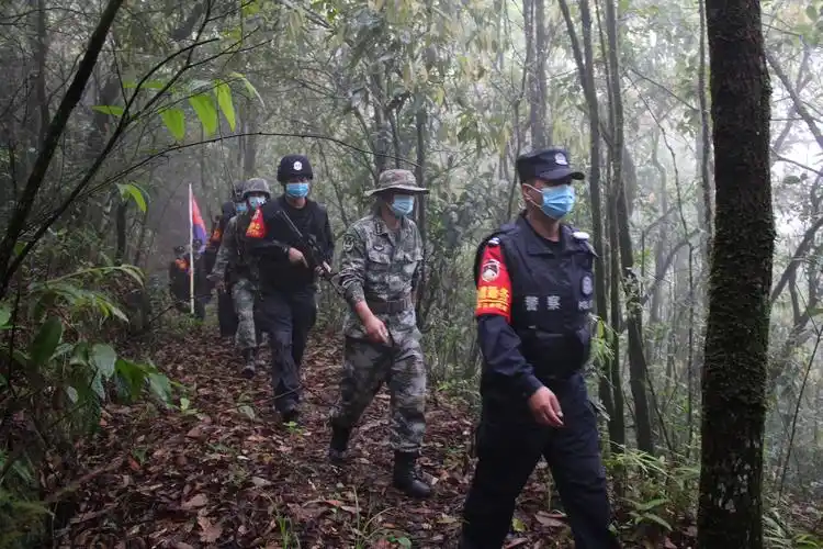 【同心筑堡垒 携手固边防】云南临沧单甲边境派出所开展军警联合边境