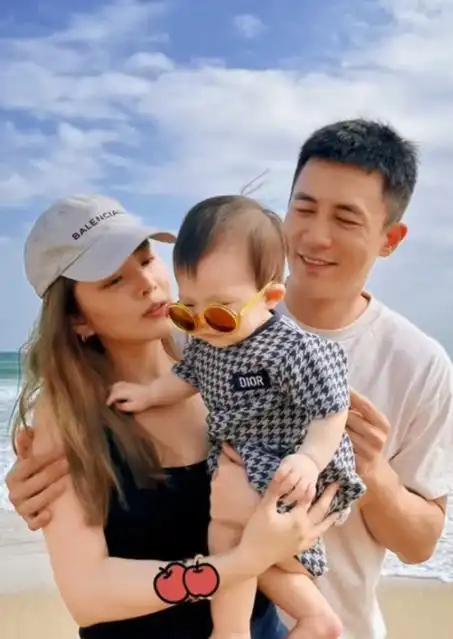 杜淳临近春节拍三口之家全家福系长女蛋饺出生267天后的首秀