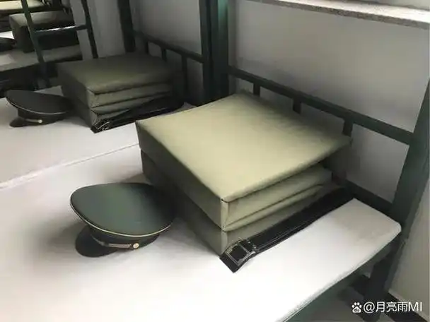 我军为何要求士兵把被子叠成豆腐块,是形式主义吗?绝对不是