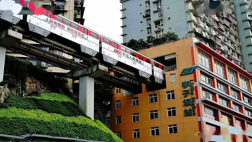 《重庆游》坐着轻轨去穿楼——重庆李子坝站_人们_车站_平台