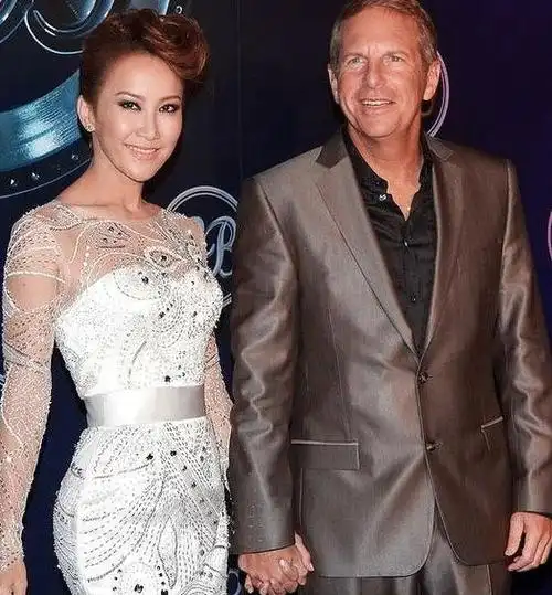 李玟丧礼遗照曝光?两位姐姐挑选:她的笑容像天使,老公玩失踪