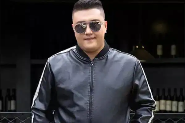 才能变得很帅胖子胖脸的男生可以剪子弹头,狼奔头,后梳油头,铲青短发