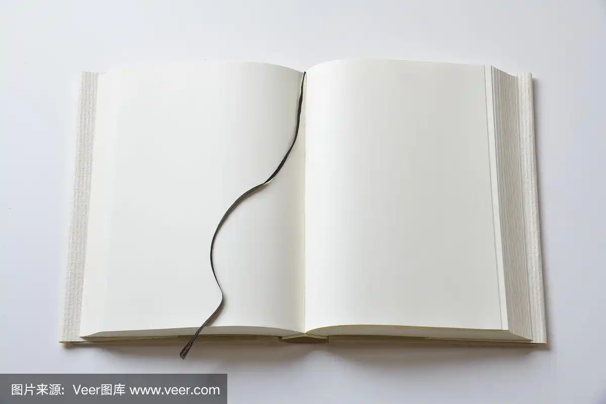 翻开的书的空白页,封面在白色背景上