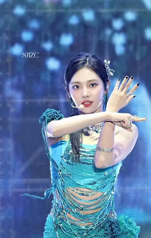 宁艺卓aespa人鱼公主风造型太美了蓝色抹胸超短裙扭到心坎里