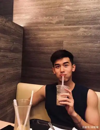 组图:身材好,颜值棒的男生,白净的外表总能给别人留下好印象!