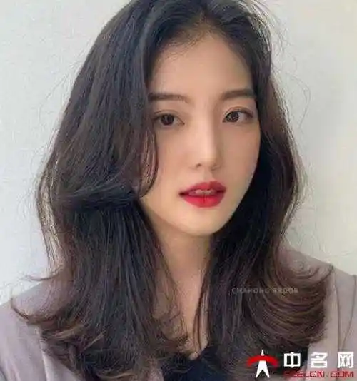 八字刘海女中长发