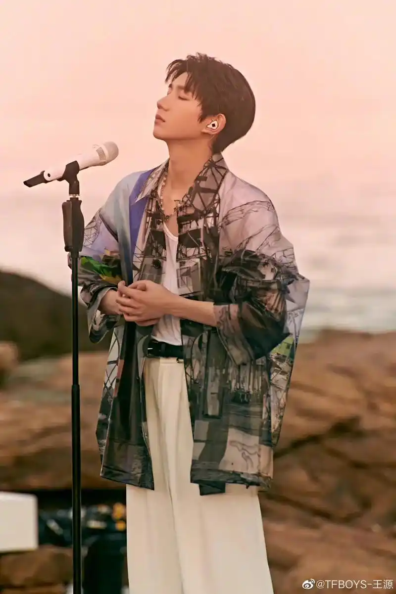 王源拍mv的照片太帅了qvq