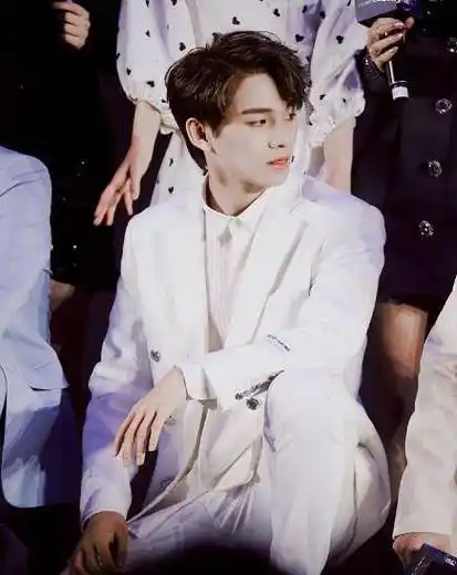 r1se男团饭拍:何洛洛白色西装超a,他的着装很老气_资源_翟潇_周震