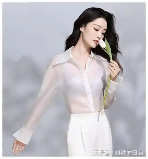 随着年龄的增长,李沁经历了许多事业和生活上的起伏,但她依然展现出了