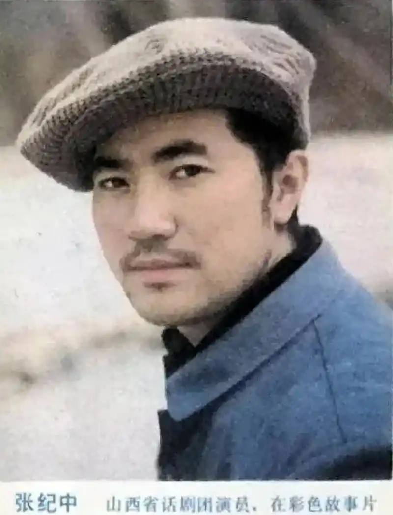 王玎比张纪中小2岁,来自高干家庭,父亲是广播电影方面的干部,这为