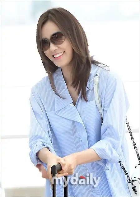 组图:孙泰英飞往巴厘岛拍写真 辣妈机场笑容甜