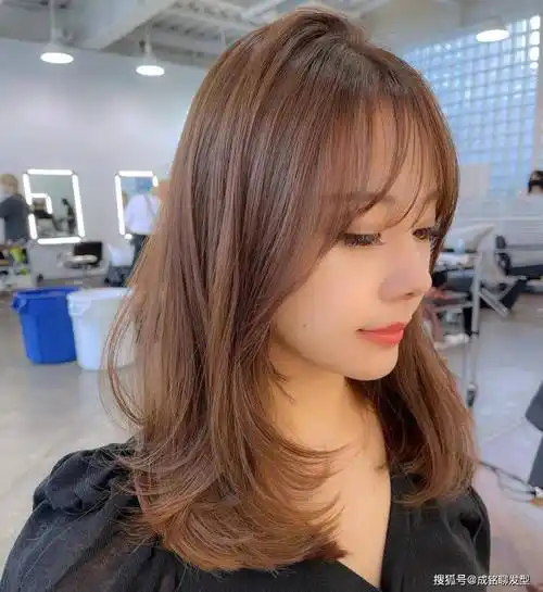 还是中长锁骨烫发最养眼,10款时尚减龄的中长卷发,每一款都好看_发型