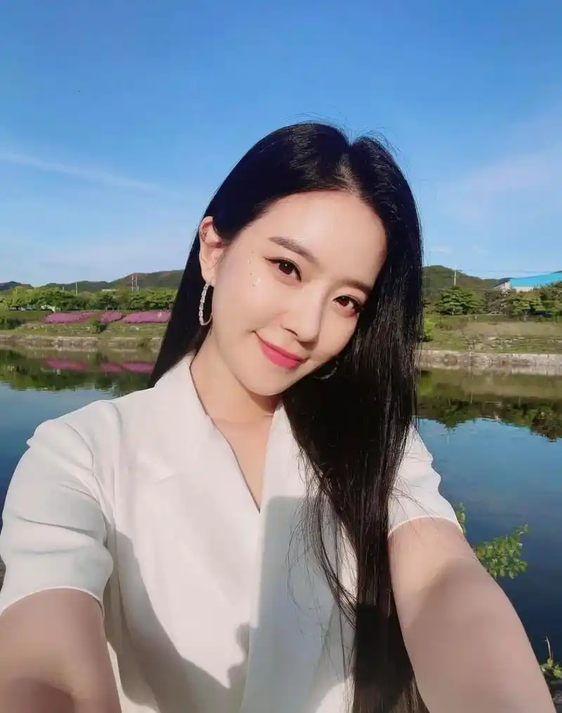 为艺术献身的女明星  宋玟京1987年1月5日,出生于首尔,身高159厘米