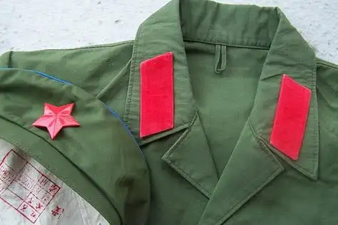 退役超30年的旧式六五式空军女兵绿军装