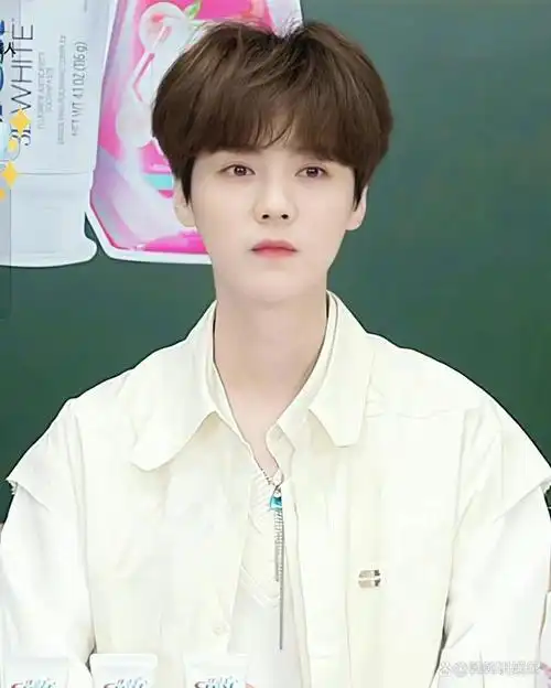 鹿晗直播状态好好呀,短发白衬衣真的少年感十足