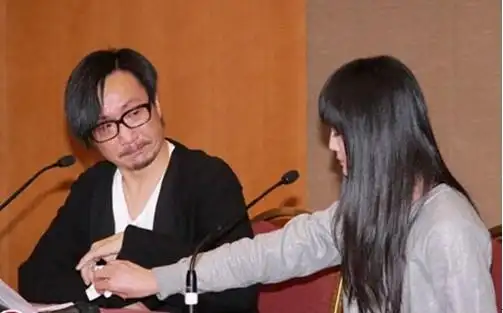 阿sa郑中基着休闲板鞋召开记者会宣布离婚