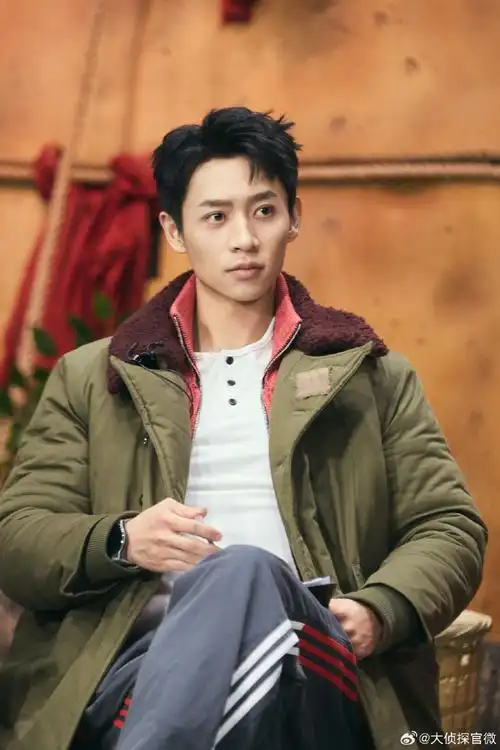 【《#大侦探疯狂的土豆#》高清剧照】之晨着@魏晨:  沉着的《night