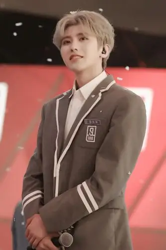 cr:蔡徐坤奶奶站_granny