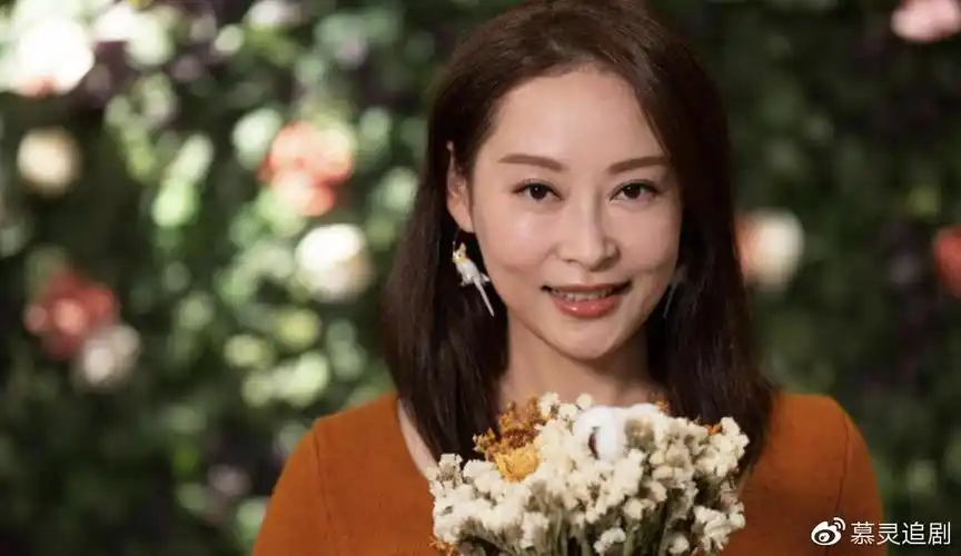 万绮雯美貌及长腿几十年如一日细数能胜任角色的美魔女