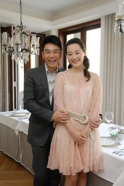 林依轮的妻子挺有气质的虽是俩人老夫老妻了但依旧挺甜蜜