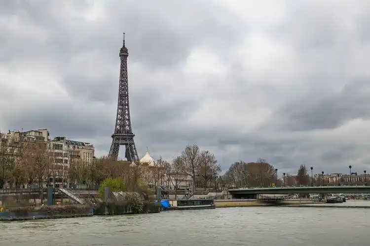 广场,屹立在塞纳河畔,高300米,是世界著名的建筑,也是法国文化的象征