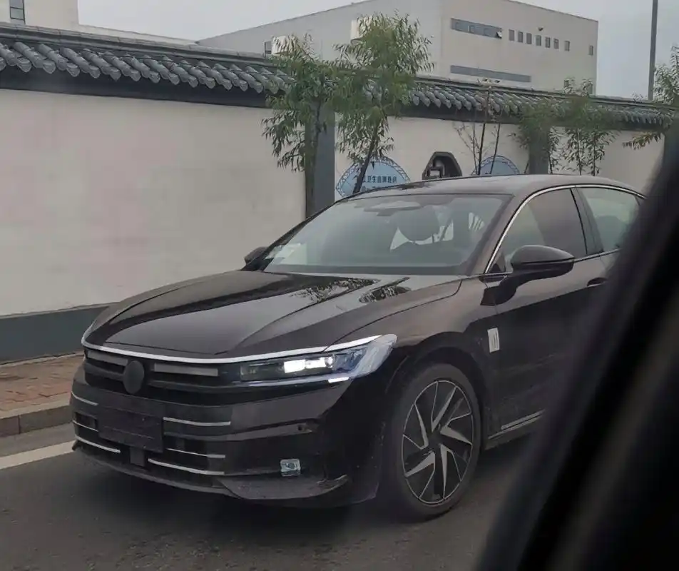 迈腾b9实车曝光,配贯穿尾灯 三大屏,换第四代ea888全文- 买车网