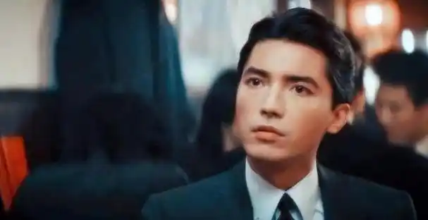 亚洲第一美男尊龙曾迷倒林青霞73岁无妻无子与狗相伴