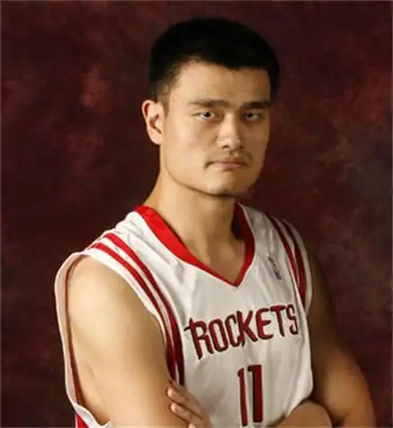 图巨人卡里和姚明谁高两人身高大曝光