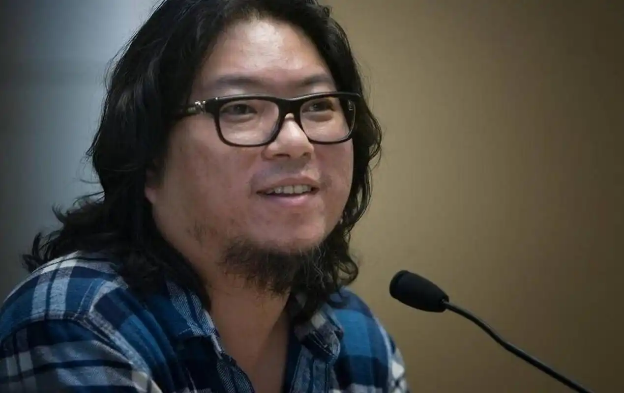 【高晓松近照曝光 瘦了好多】近日,高晓松在社交平台晒出了自己的近照