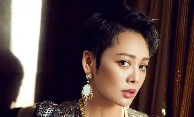 51岁宁静健身照,隔着衣服都能看清马甲线,前凸后翘不输年轻小花_身材