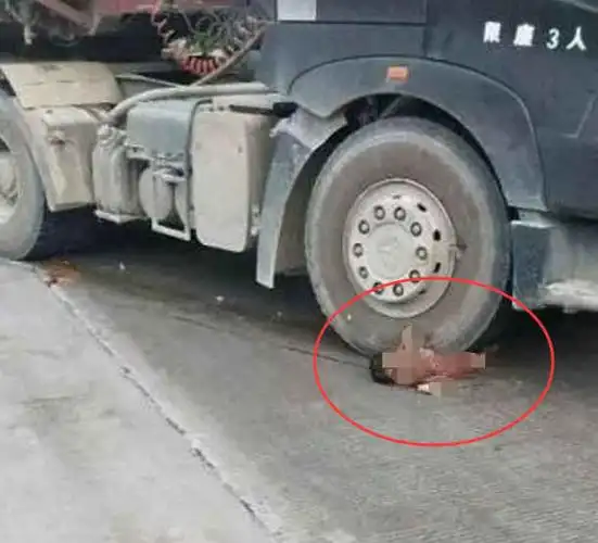 广西北海合浦公馆发生一起惨烈车祸,一2岁左右的小孩遭一辆大货车碾压