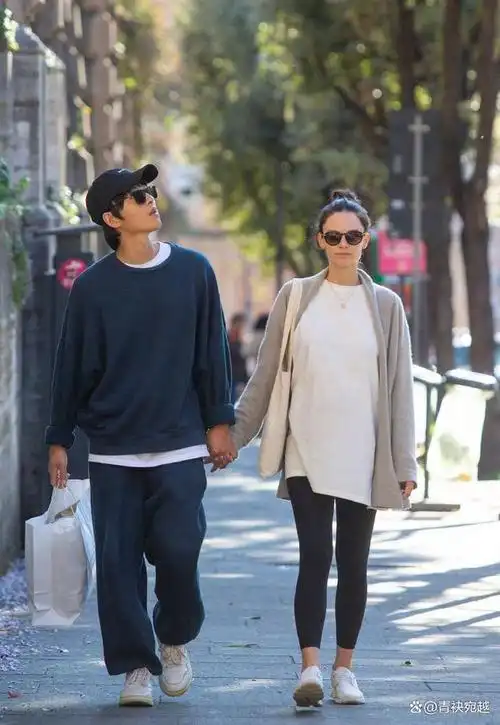 宋仲基和妻子罗马牵手漫步,网友点赞他是好丈夫的形象