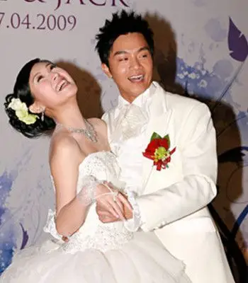 图胡诺言和陈琪结束爱情长跑举行甜蜜婚宴拍拖7年密不透风