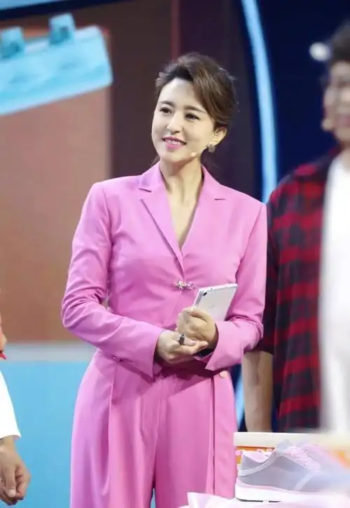 张蕾罕见这么华丽,穿金色长裙高贵亮眼,一头红发靓丽更摩登