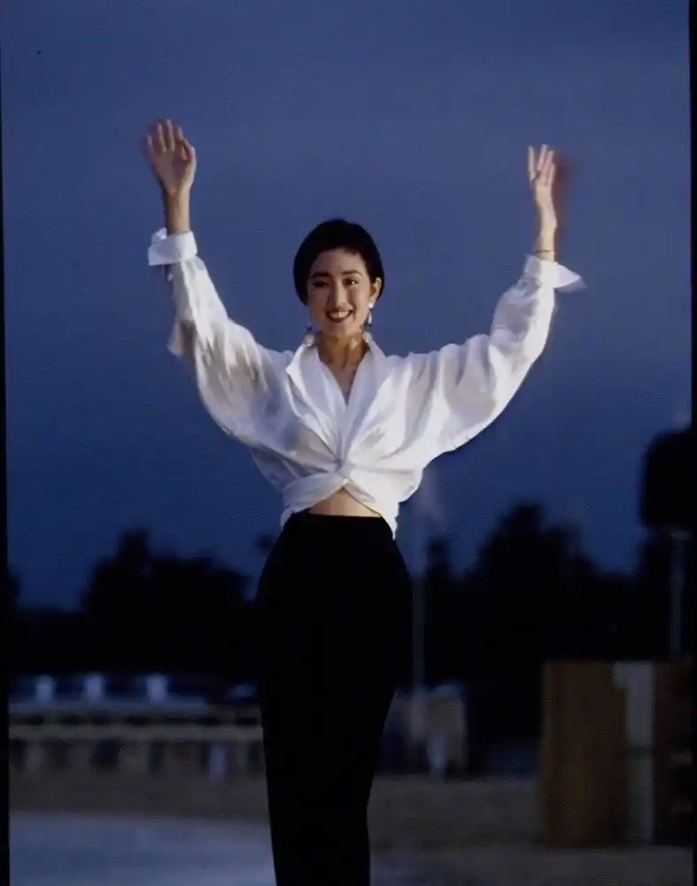 巩俐终于出山了!新身份官宣海报曝光,穿白衬衣美回93年的戛纳