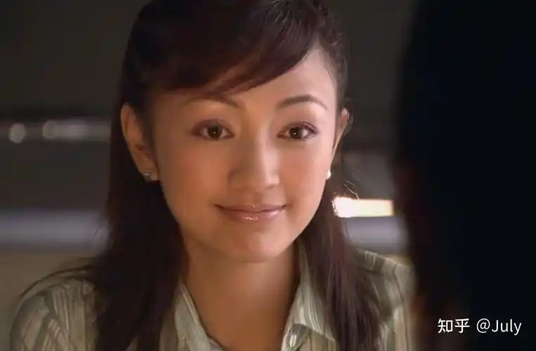 《纸醉金迷》中的交际花,不同于剧中胡可饰演角色的糊涂,有着天然的美