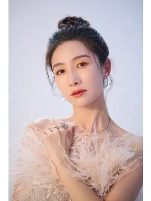 我一个女的都觉得她好美,本人申请跟古力娜扎结婚!谢谢