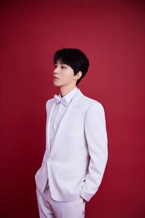 王俊凯白西服套装# 王俊凯百花迎春造型图 帅气的白马王子闪现眼前了