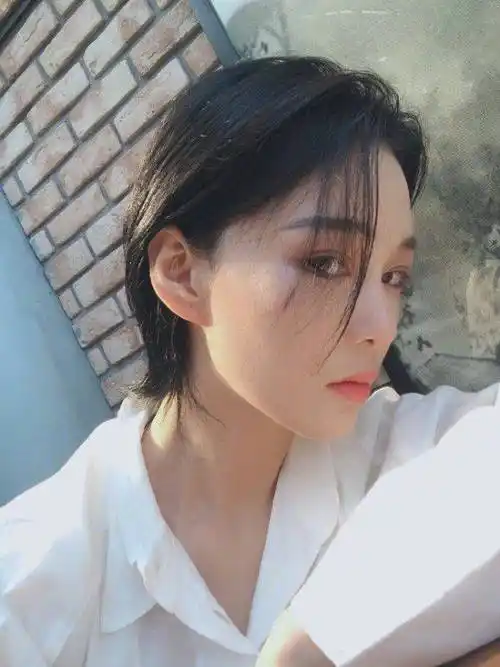 张馨予短发迷倒众生,气质超尘,天鹅颈抢镜,韵味十足
