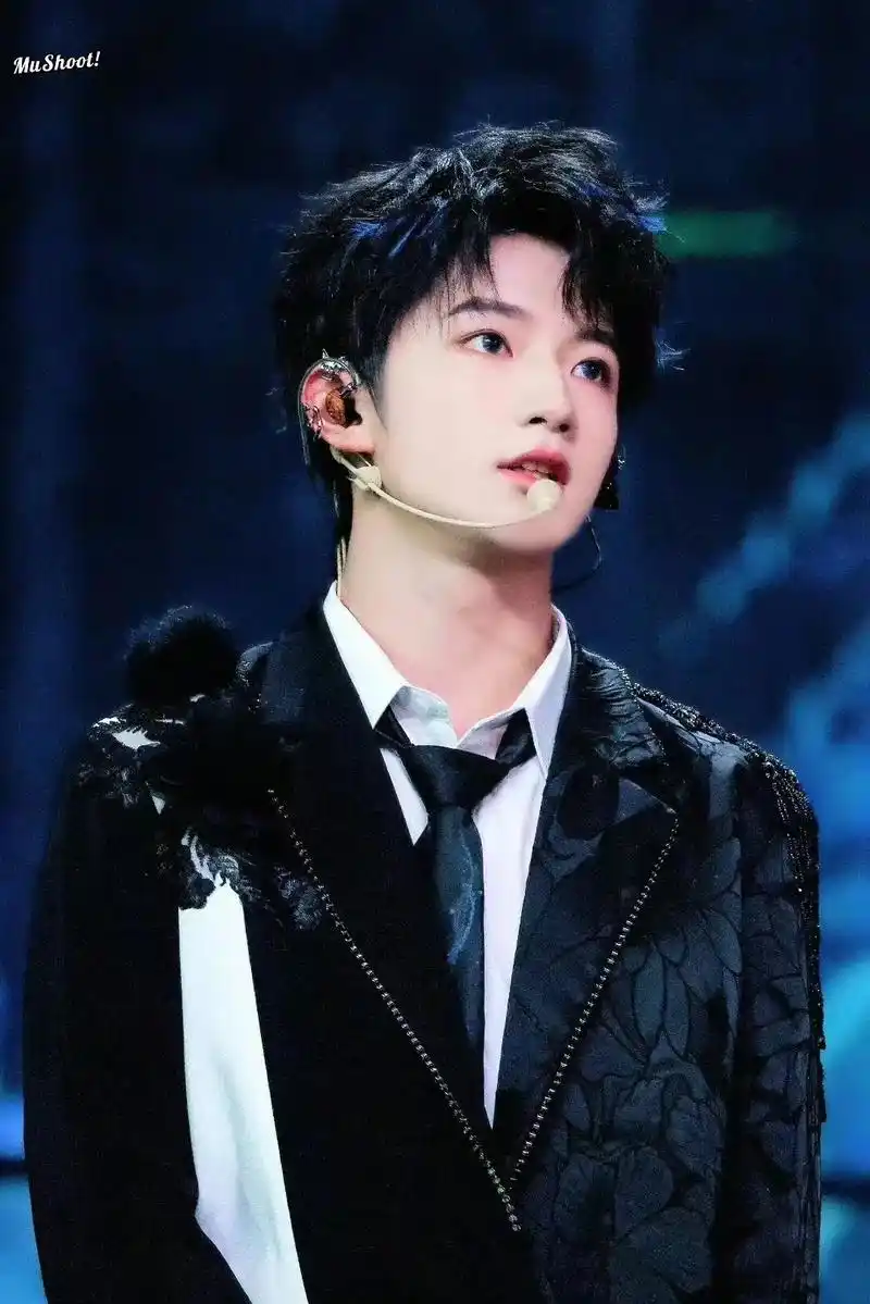 这次蓝发 狼尾造型好帅啊!#穆祉丞 #张峻豪 #tf三 - 抖音