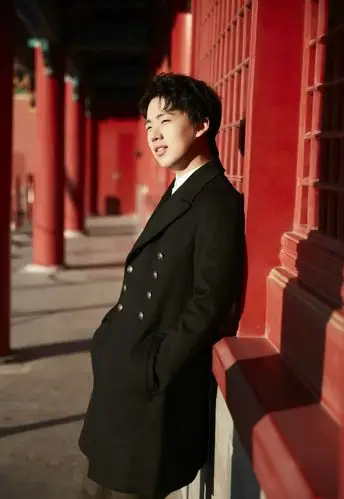 郭麒麟黑色大衣