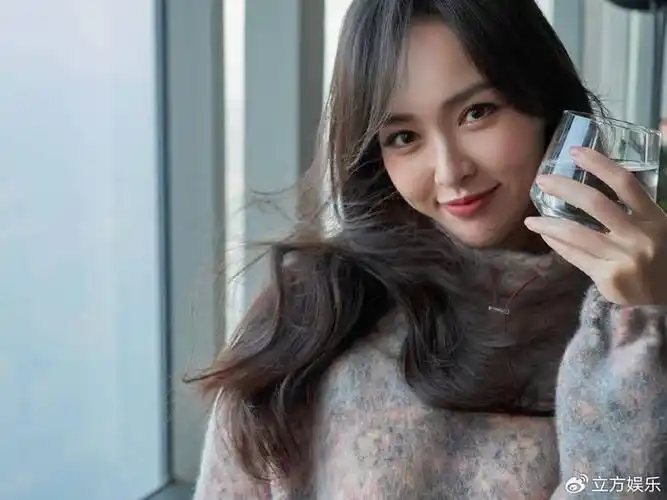 唐嫣穿灰粉调服装慵懒惬意 梳微卷长发浪漫温柔|唐嫣|服装|出席活动