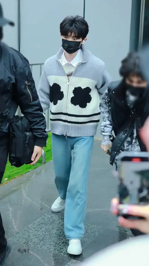 马嘉祺声生不息宝岛季##马嘉祺声生不息灰色毛衣上班路透